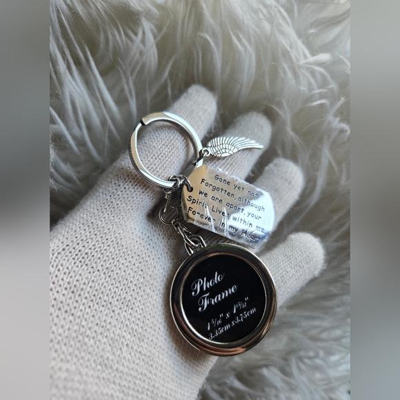 Memorial Keychain – Angel Wing Charm, Photo Frame & Engraved Message - Picture 3 of 7